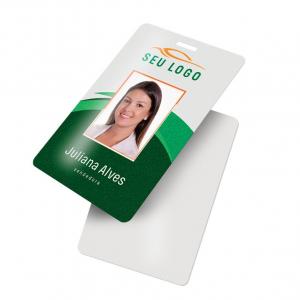 Crachás Cartão Sintético 54x86mm  Laminação brilho Cantos arredondados, furo ovoide 